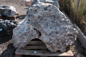 Solitérny kameň, hmotnosť 930 kg, výška 160 cm